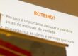 Placa com texto laranja "ROTEIRO!" e instruções sobre decupagem de ideias antes de escrever